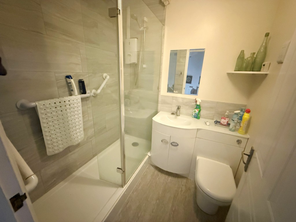 Lot: 131 - TWO-BEDROOM HOUSE FOR INVESTMENT OR OCCUPATION - Shower room with WC